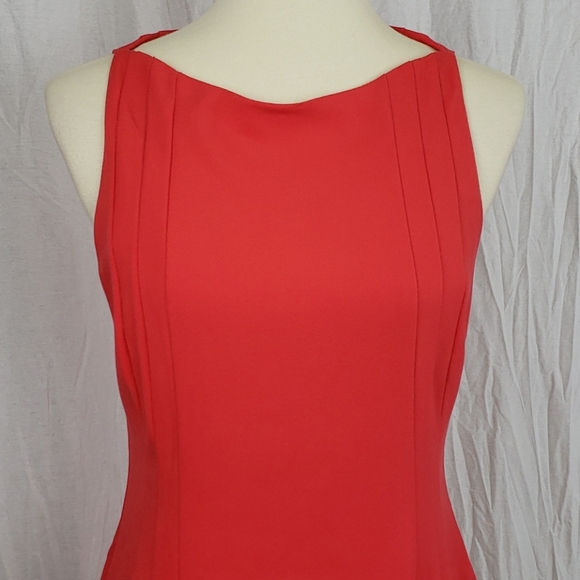 Banana Republic | Sleeveless with Bateau Neckline - Picture 2 of 8